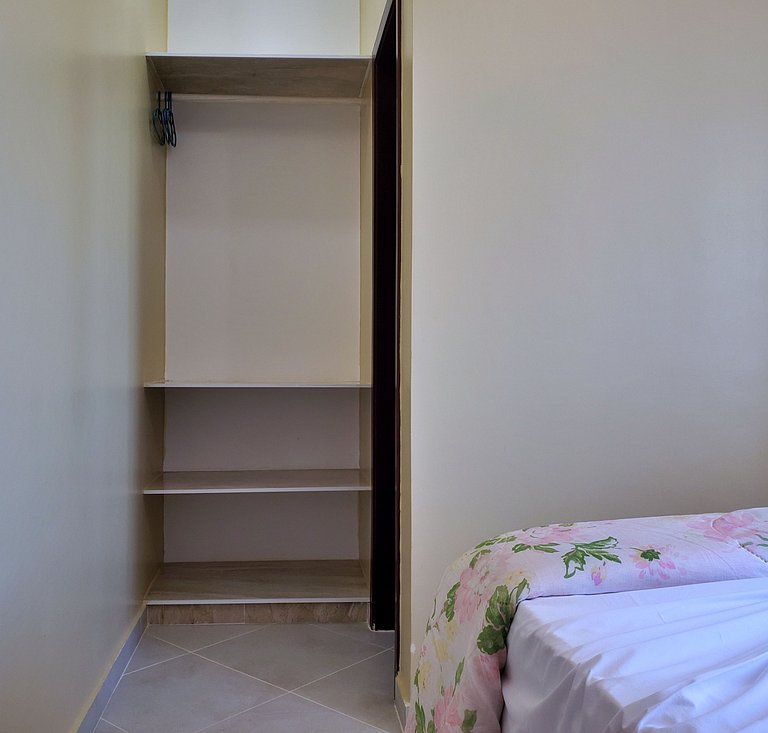 2 QUARTOS em CONDOMÍNIO TRANQUILO com PISCINA Estacionamento